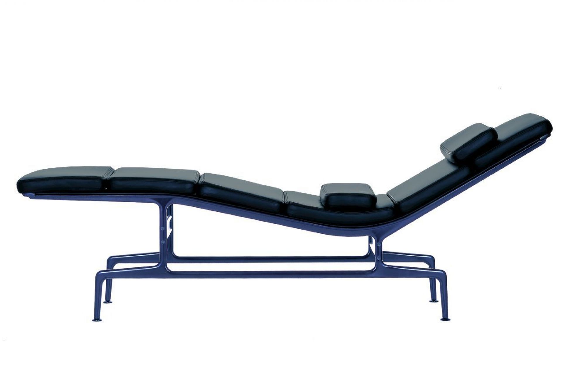 Vitra Soft Pad Chaise ES 106 Liege mit schwarzem Lederbezug und blauem Gestell.